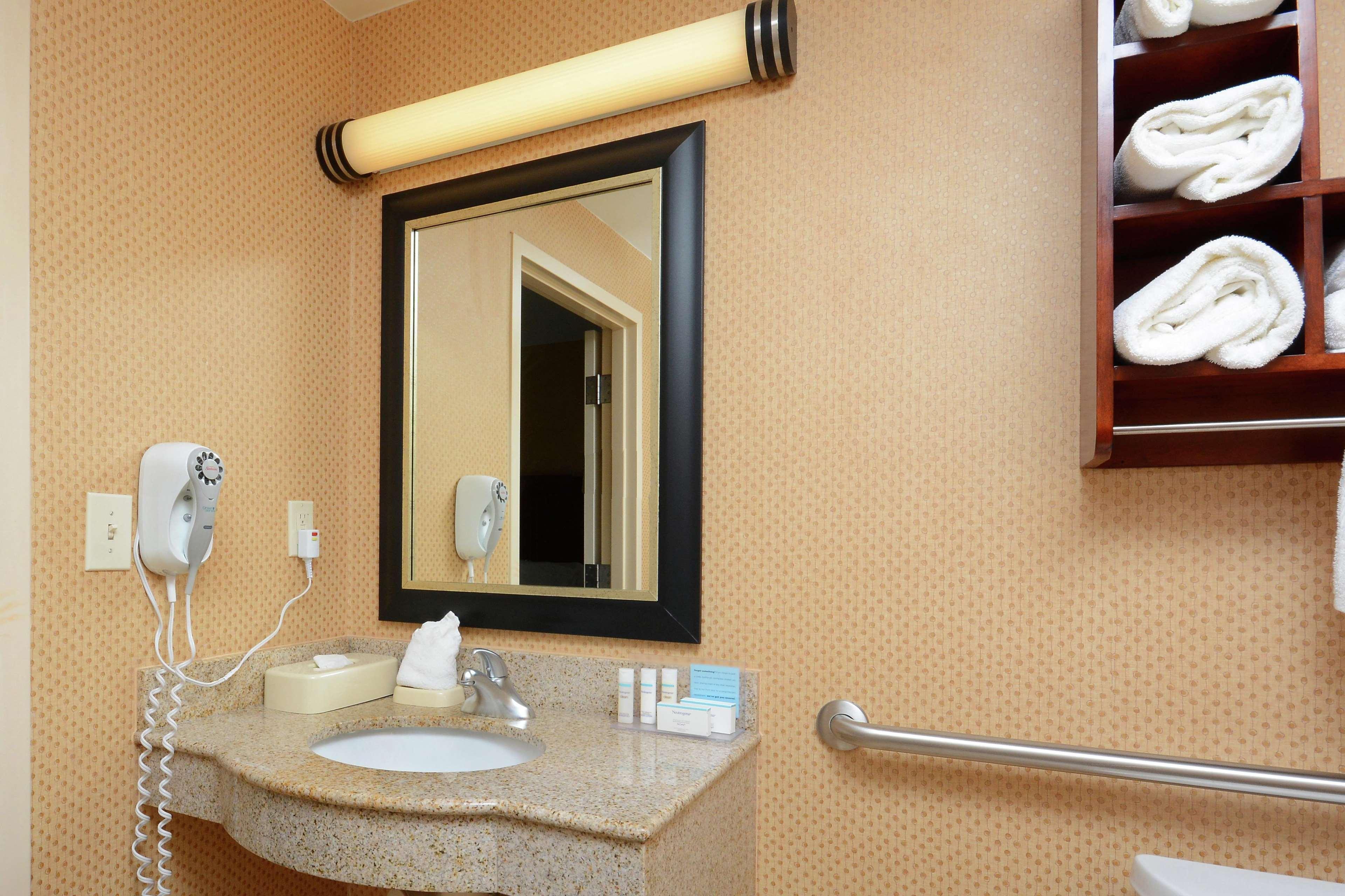 Hampton Inn & Suites Huntersville Exterior photo